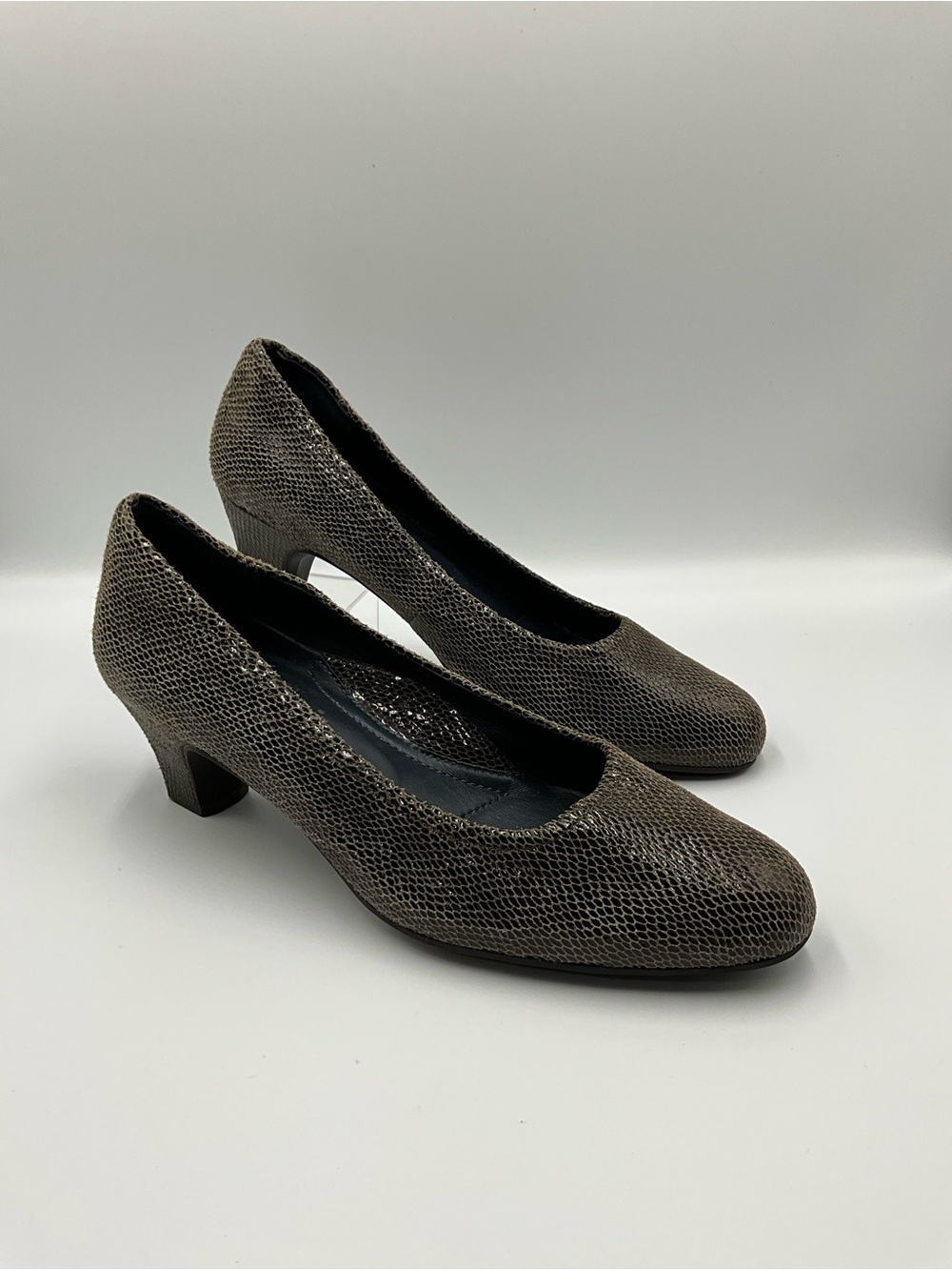 Umberto Raffini Pumps Size 40 (9.5) Taupe Snake-Embossed Low Heel Pumps